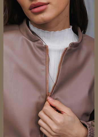 Бежевая демисезонная женская куртка-бомбер из кожзама Arjen