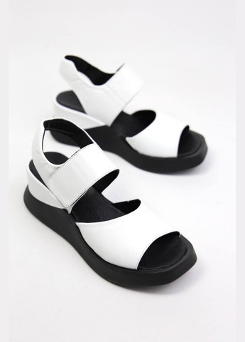 Белые босоножки Benito без застежки