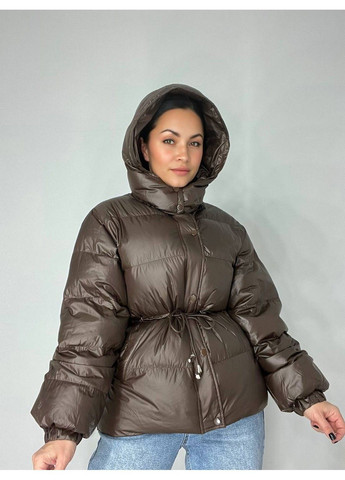 Коричневая демисезонная куртка женская 2401 глянцевая удлиненная с капюшоном пояс шнурок коричневый Fashion