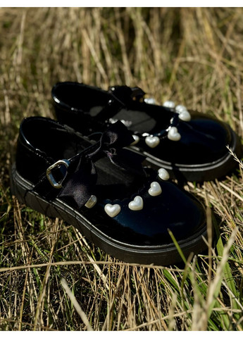 Туфлі для дівчинки лаковані з сердечками колір чорний 10903 No Brand (349444838)