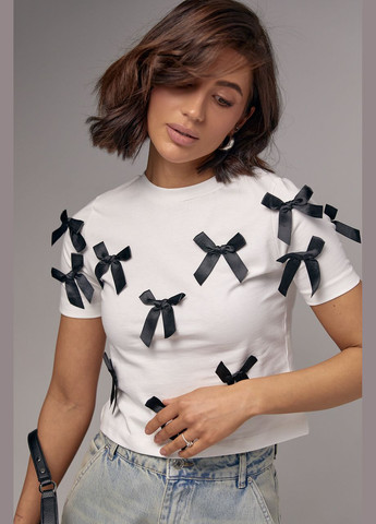 Белая летняя женская футболка украшена бантами 99304 с коротким рукавом Lurex