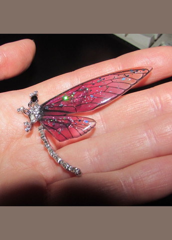 Брошка малинова бабка, ошатна прозора брошка метелик, арт. 5652 Fashion Jewelry (336949707)