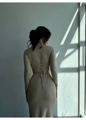 Світло-бежева сукня з корсетними зав'язками та розрізом No Brand