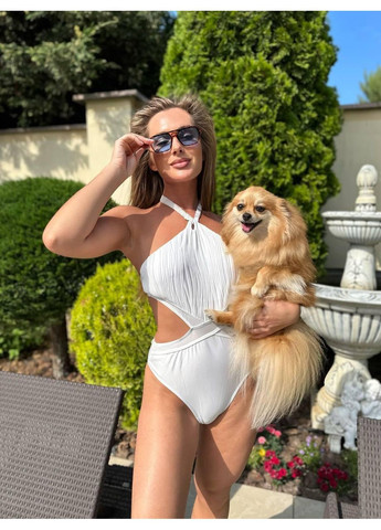 Белый летний женский сплошной купальник с вырезами / элегантный женский монокини белое хальтер-плиссе / женский стильный купальник белый No Brand