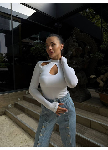 Базовый белого цвета лонгслив из мягкой ткани с трендовым вырезом No Brand (350313980)