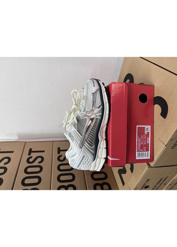 КРОССОВКИ ЖЕНСКИЕ NIKE VOMERO 5 PHOTON DUST METALLIC НАЙК ВОМЕРО РОАМ 5 No Brand комбинированные демисезоны (367169656)