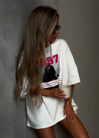 Базовая повседневная оверсайз футболка со спущенным плечом и принтом Tik-Tak - (341735904)