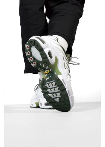 Зелені кросівки чоловічі nike air max plus tn light bone olive найк аір макс тн плюс зелені демісезон No Brand