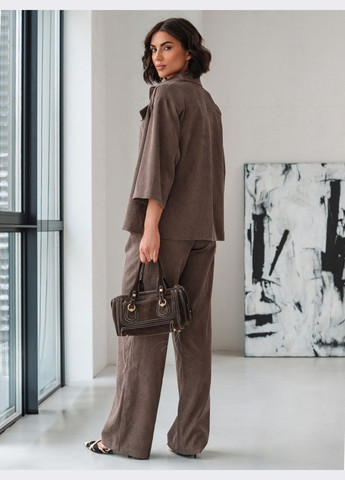 брючный костюм коричневого цвета с рубашкой Dressa (324560200)