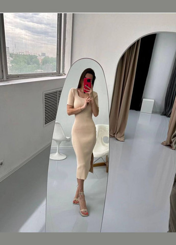 Бежевое приталенное бежевое платье из турецкого рубчика с коротким рукавом No Brand однотонное