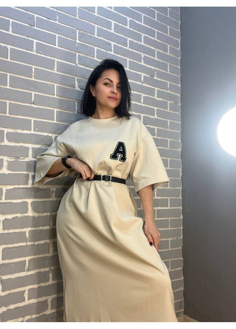 Світло-бежева сукня жіноча a-n 2506 довга оверсайз розріз з боку нашивка попереду літера "а" No Brand
