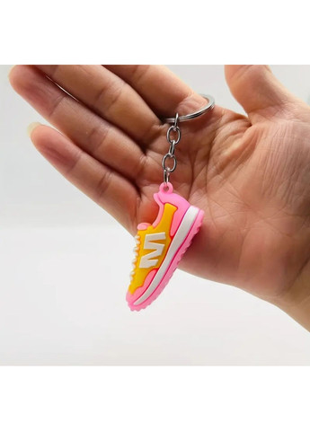Брелок-кроссовка силиконовая на металлическом кольце — для ключей, рюкзака и сумки Розовый No Brand (357205461)