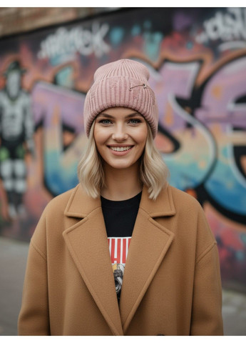 Шапка унісекс рванка з декоративною булавкою подвійна з відворотом рожева No Brand (363968691)