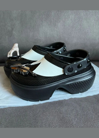 Черно-белые женские кроксы wednesday clog wednesday black Crocs на платформе с заклепками