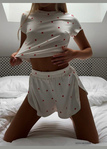 Белая приятная к телу пижама из трикотажной ткани "кукуруза", принтованная белая пижамка с красными сердечками (футболка+шорты) No Brand 593