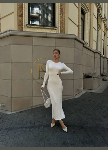 Молочное нежное молочное платье-макси из рубчика с длинным рукавом, трендовое утеплённое приталенное платье в размере 42-46 No Brand однотонное