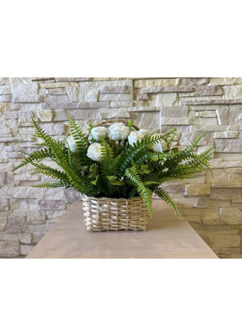 Корзина из лозы с букетом белых роз и папоротника 40 см. Пластмакс (372837856)