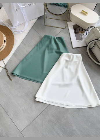 Оливковая повседневная однотонная атласная юбка Adelante клешированная