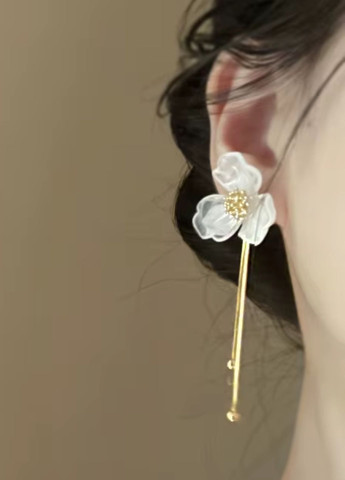 Сережки жіночі з білою напівпрозорою квіткою та підвісками крапельками Fashion Jewelry (331157735)