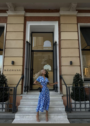 Синее пляжное платье на запах First Woman с цветочным принтом