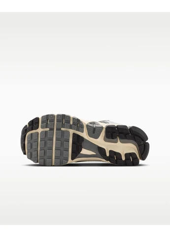 Срібні кроссівки vomero5 Nike