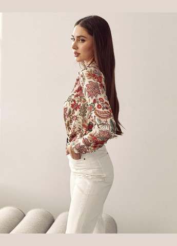 Молочная блуза женская шелковая нарядная с красным принтом большого размера mkjl3015017-26 Modna KAZKA