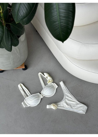 Білий літній жіночий купальник бікіні з квітковим декором та бюстьє-топом / жіночий роздільний купальник білий з обʼємними трояндами No Brand