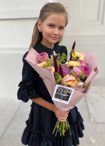 Чорна шкільна вишукана міді сукня з брошкою, воланами та мереживом Україна (344448358)