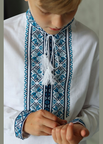 Біла вишиванка для хлопчика Piccolo візерунок геометричний (282925787)