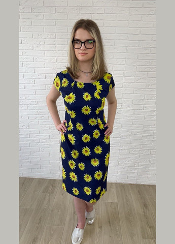 Синее повседневный, кэжуал синее софтовое летнее женское платье-футляр миди с цветочным принтом с желтыми ромашками платье-футболка, футляр No Brand с цветочным принтом