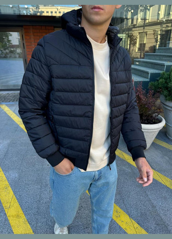 Чорна демісезонна топова осіння куртка стьоганка з відстібним капюшоном Vakko