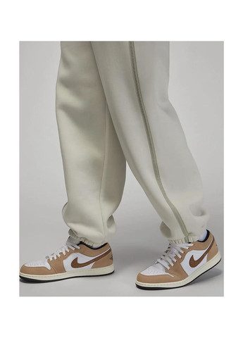 Белые демисезонные брюки Jordan