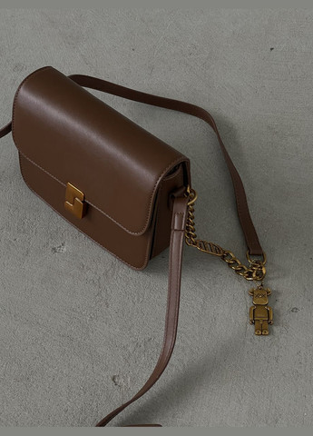 Сумка жіноча коричневий класичний клатч через плече з 2 ременями та брелоком No Brand (317763996)