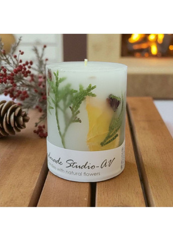 Свічка ручної роботи декоративна свічка циліндр 35 годин горіння з гілочками хвої та дольками сушеного апельсину Handmade Studio - AV (366665011)