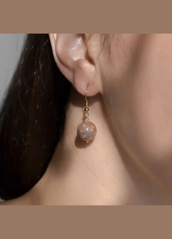 Серьги натуральный камень Аметист Шеврон гладкий шарик, швенза цвет золото фур-ра гип-ный сплав d-10мм L-30мм No Brand Підвіски (305593779)