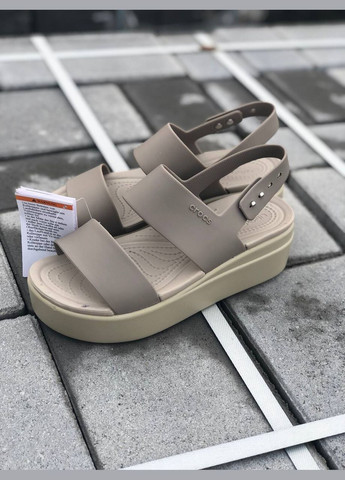 Светло-коричневые женские сандалии платформа лавандовые women's 4u low wedges sandal purple moon Crocs