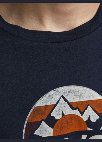 Темно-синяя демисезонная футболка для парня 12189188 темно-синяя с горами (152 см) Jack & Jones