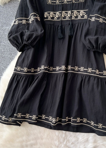 Чорна повсякденний сукня жіноча з бежевою вишивкою ljs No Brand