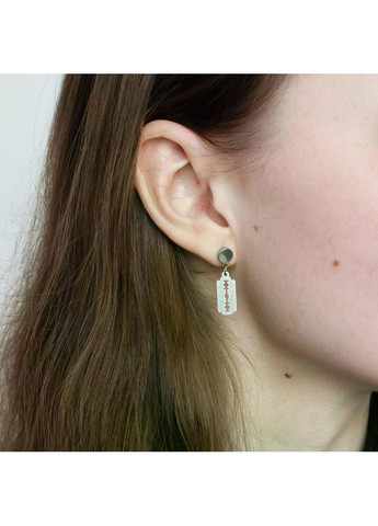 Металева сережка унісекс з лезом в мінімалістичному панк стилі срібляста базова невелика кежуал сережка-гвоздик підліткова y2k No Brand (348431259)