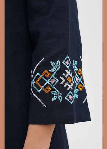 Синее прямое льняное платье с карманами и цветочно-геометрической вышивкой ватра (plus size). коричневый, р.62, код 0426/62/4705 ГАЛЕРЕЯ ЛЬОНУ