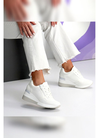 Женские белые сникерсы на танкетке с декоративной молнией и фактурной экокожей Loretta Снікерси белые лето (355889300)