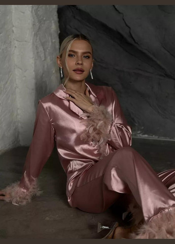 Рожева всесезон жіноча атласна піжама з ґудзиками та знімним пір`ям комплект штани сорочка в класичному стилі чорний сорочка + брюки No Brand Піжама атласна з штанами та декором пір`ям Velessa