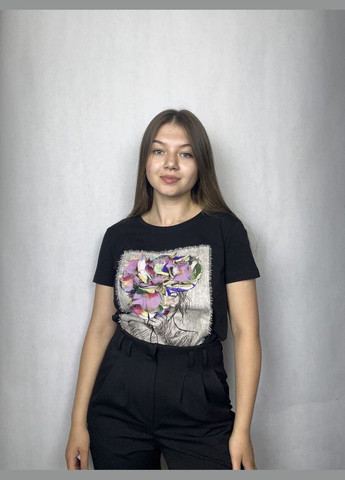 Черная всесезон футболка женская летняя с 3d аппликацией цветов черная mknk200430-1 Modna KAZKA