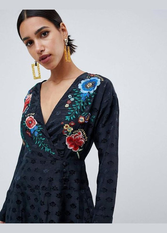 Чорна сукня міді на запах з вишивкою Asos