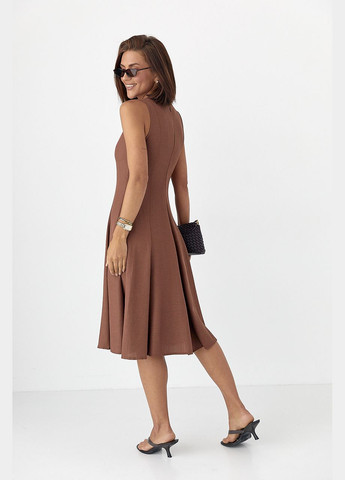 Коричнева ділова сукня довжини міді без рукавів - бежевий колір Lurex