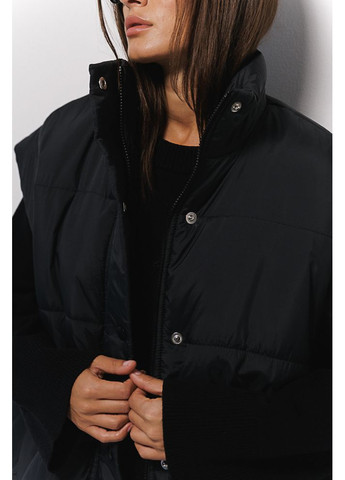 Жіночий стьобаний жилет на блискавці та кнопках чорний Arjen (294907559)