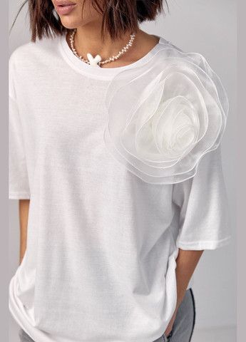 Белая летняя удлиненная футболка oversize с объемным цветком Lurex