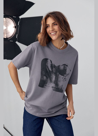 Серая демисезон женская футболка свободного кроя с принтом корсет 15152 с коротким рукавом Lurex