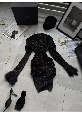 Чорна святковий, коктейльна, вечірня жіноча оксамитова сукня з блискітками та пір'ям силуетна Avanti однотонна