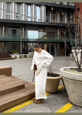 Молочний, ніжний костюм для особливих образів, виконаний з приємної до тіла тканини, що забезпечує комфорт та елегантність No Brand 2525 (317369291)